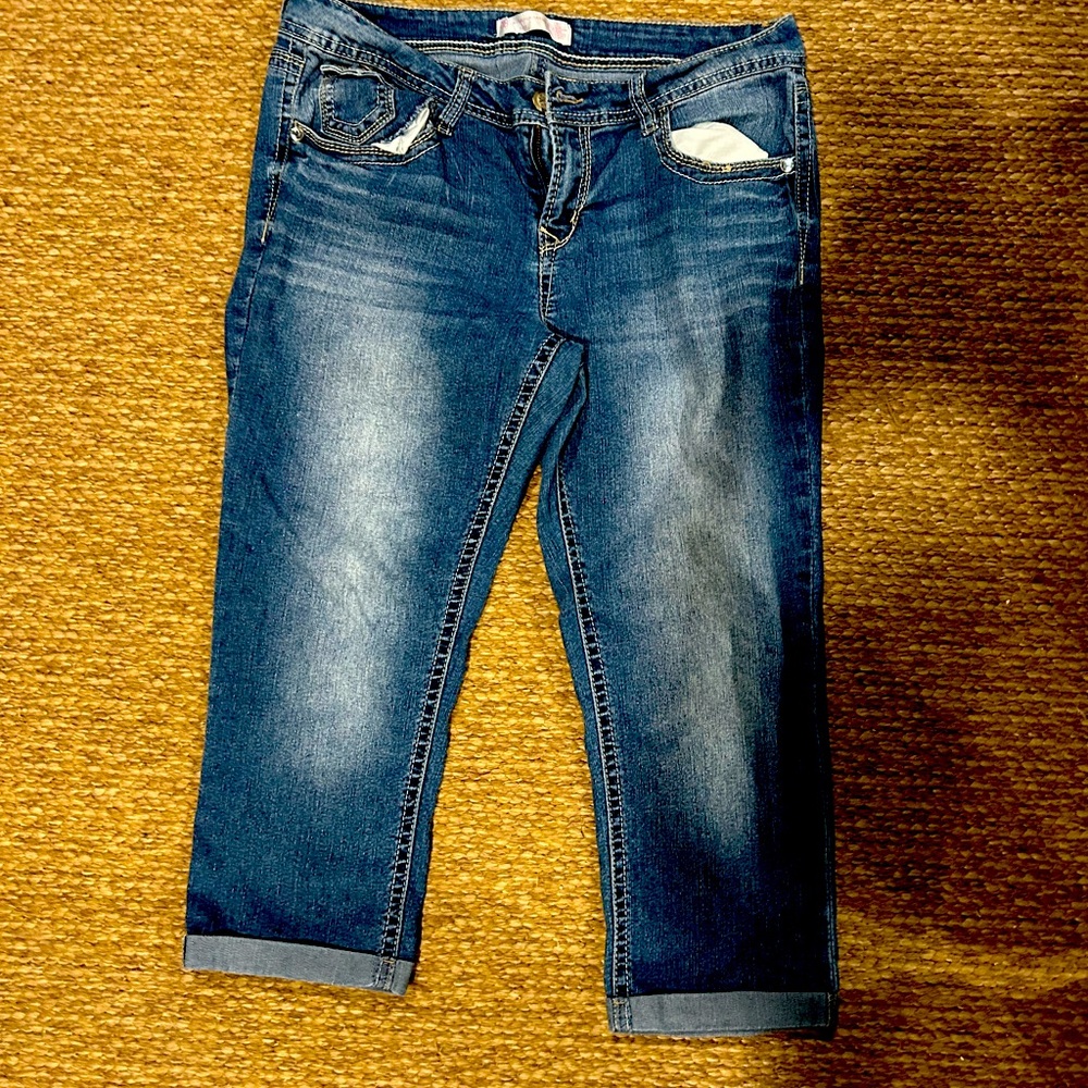 No boundries capri jeans distressed